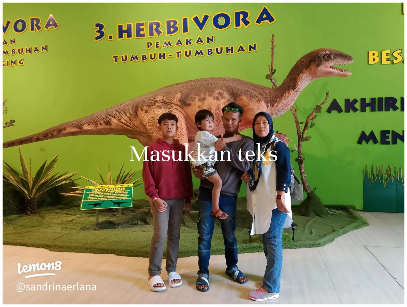 Abadikan momen seru dengan berpose di samping replika kerangka dinosaurus raksasa di Dino Park atau ciptakan foto dramatis di antara instalasi cahaya berwarna-warni di Milenial Glow Garden saat matahari terbenam hingga malam tiba.