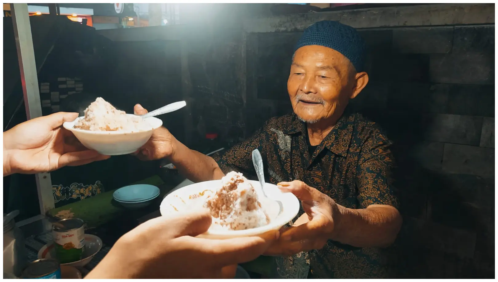 Abadikan momen saat menyendok es krim legendaris di atas meja marmer