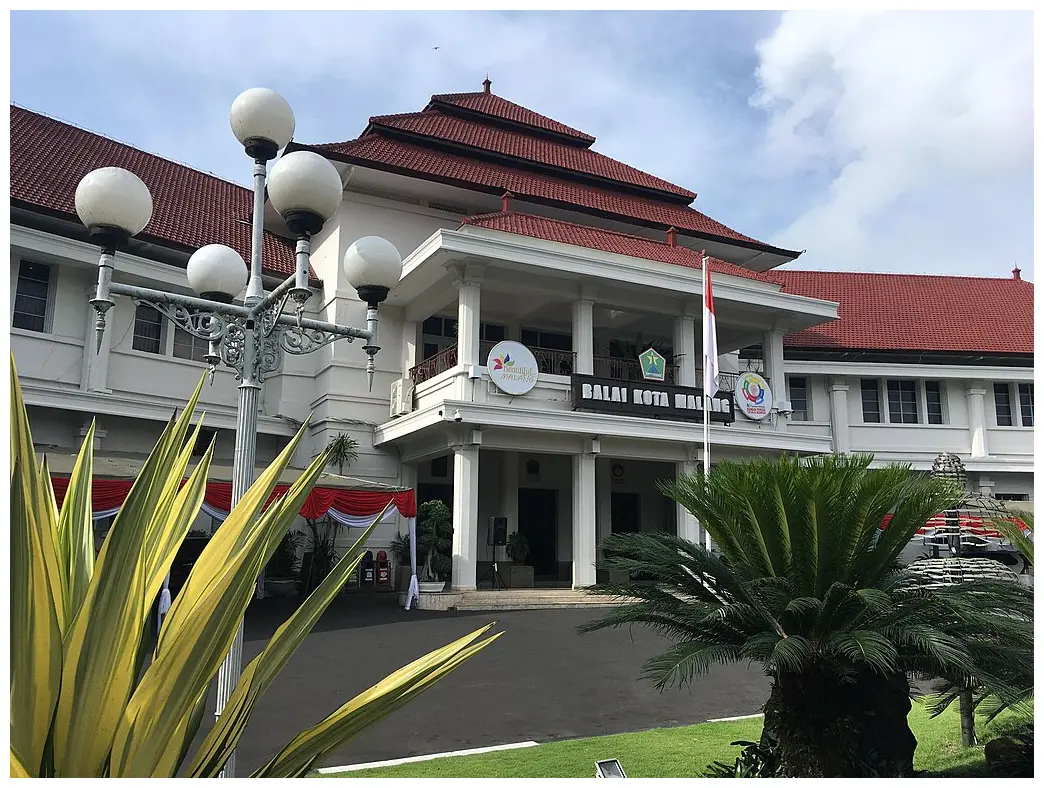 Abadikan deretan bangunan klasik dengan latar belakang langit biru di depan Bioskop Mitra atau fokus pada detail ukiran di fasad Gereja Katolik Hati Kudus Yesus Kayutangan saat matahari terbit.