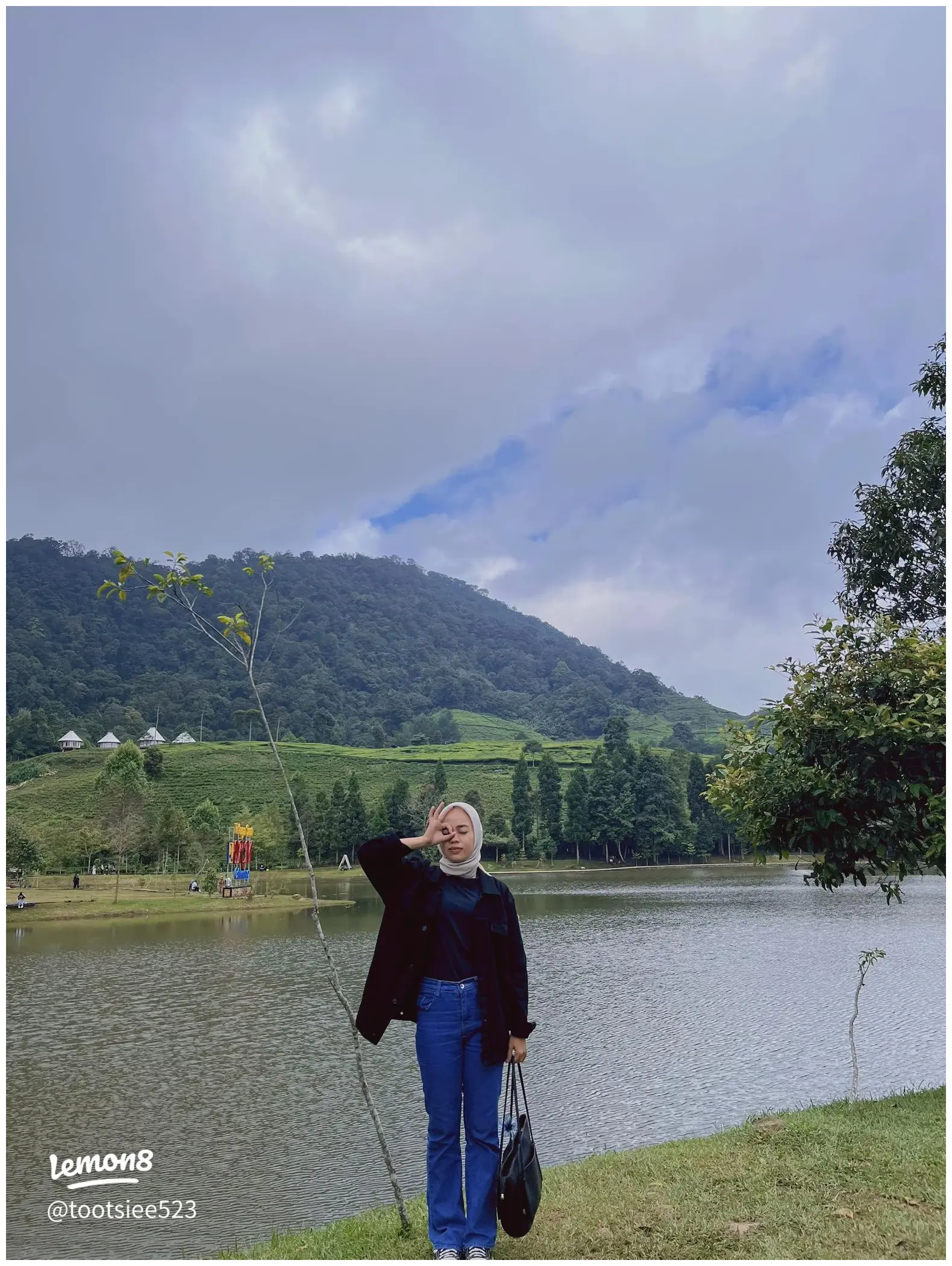 Ambil foto siluet diri dengan latar pegunungan yang berkabut saat golden hour di