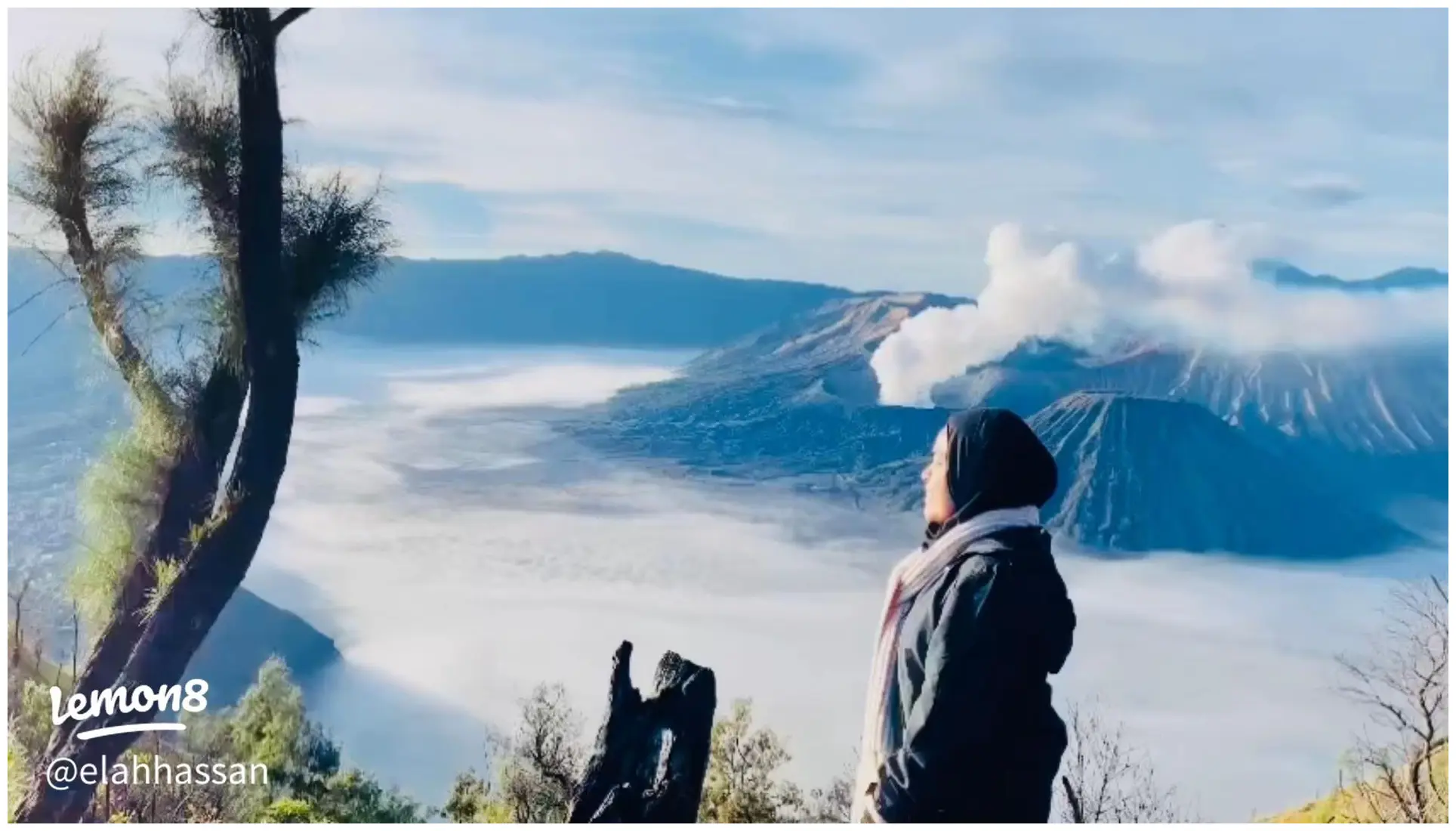 Ambil foto siluet Gunung Bromo dengan latar belakang langit oranye-keunguan saat matahari terbit dari Penanjakan 1, atau potret kawah Bromo yang mengepulkan asap belerang dengan fokus pada tangga batu menuju puncak.