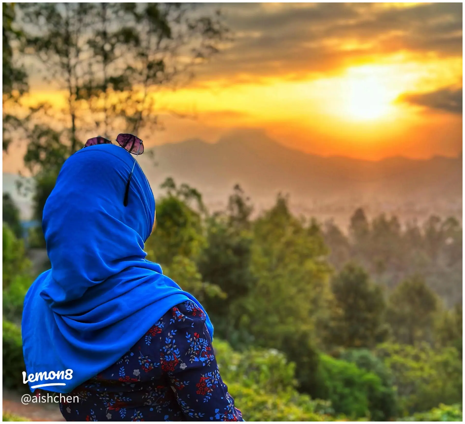 Di Taman Langit, abadikan momen di ayunan tepi jurang dengan latar belakang kota Batu, atau berpose elegan di antara instalasi sayap malaikat. Sementara di San Terra, fokus pada detail bunga-bunga yang sedang mekar penuh atau sudut bangunan Eropa yang paling mencolok dengan busana berwarna cerah.