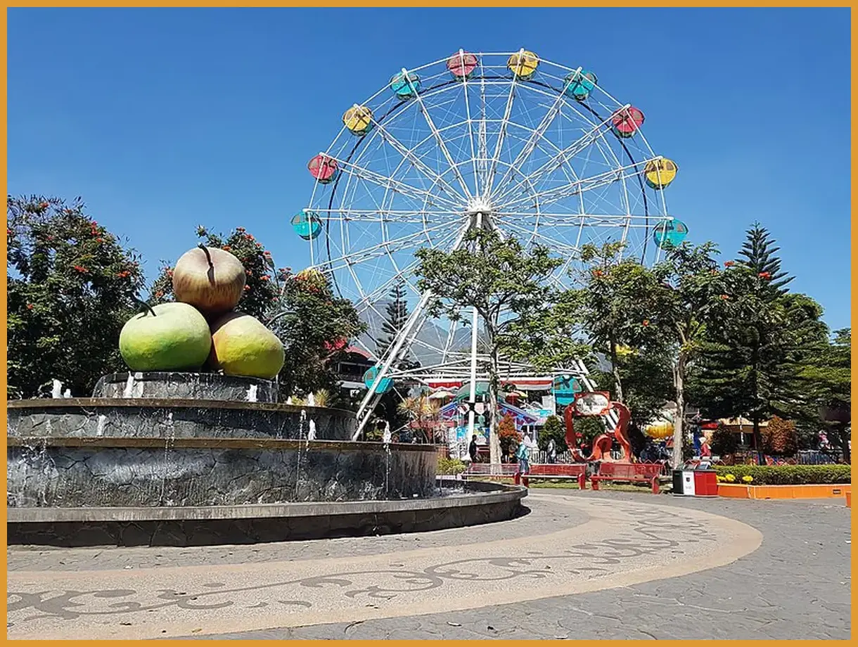 Ambil foto dari lantai balkon atas untuk menangkap visual keseluruhan layout booth bazar yang tertata simetris dan berwarna-warni.