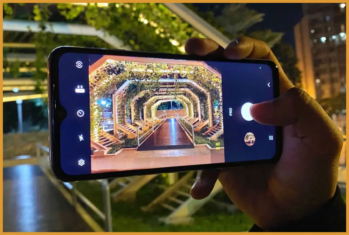 Gunakan teknik long exposure pada kamera atau smartphone saat malam hari untuk menangkap detail galaksi Bima Sakti di atas siluet pulau-pulau karang Pantai Gatra.