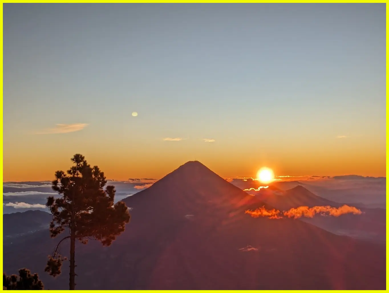 Ambil foto dari sudut infinity pool saat kabut mulai turun di sore hari dengan latar pepohonan pinus dan siluet Gunung Panderman yang mulai menggelap.