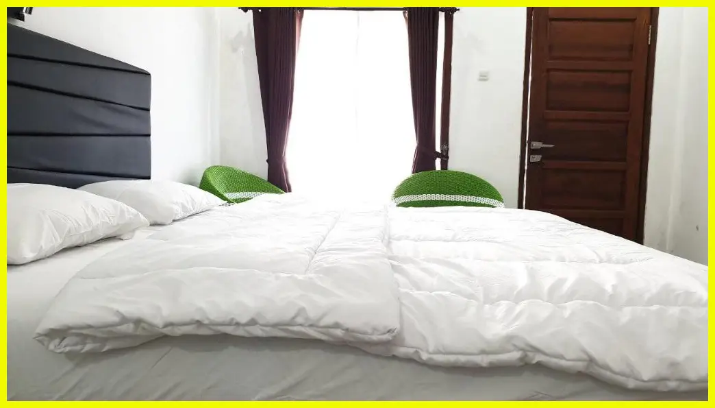 Sudut kamar guest house yang menghadap ke arah pemukiman penduduk yang asri di area Sigura-gura.