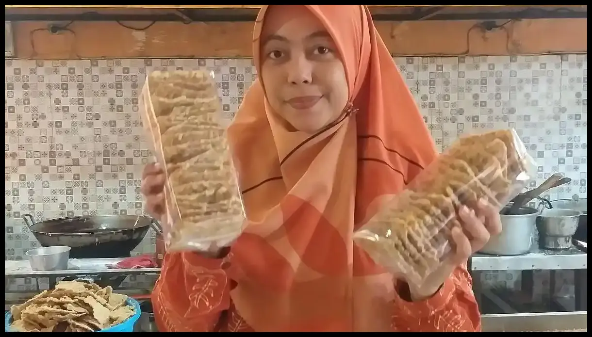 Deretan keripik tempe yang tertata rapi di rak kayu pusat oleh-oleh dengan pencahayaan alami dari jendela.