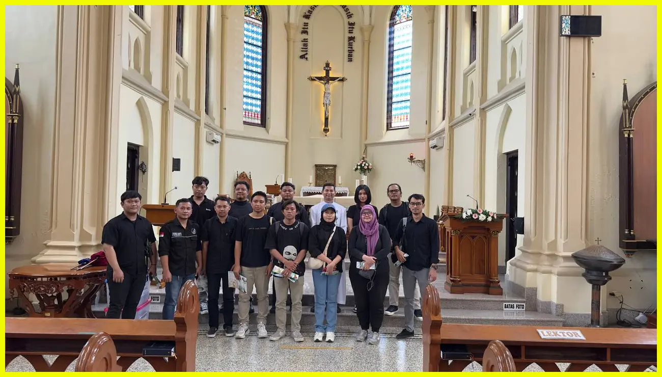 Sudut persimpangan di depan Gereja Hati Kudus saat lampu jalan mulai menyala di kala senja, memberikan kontras warna biru langit dan kuning temaram yang sangat dramatis.