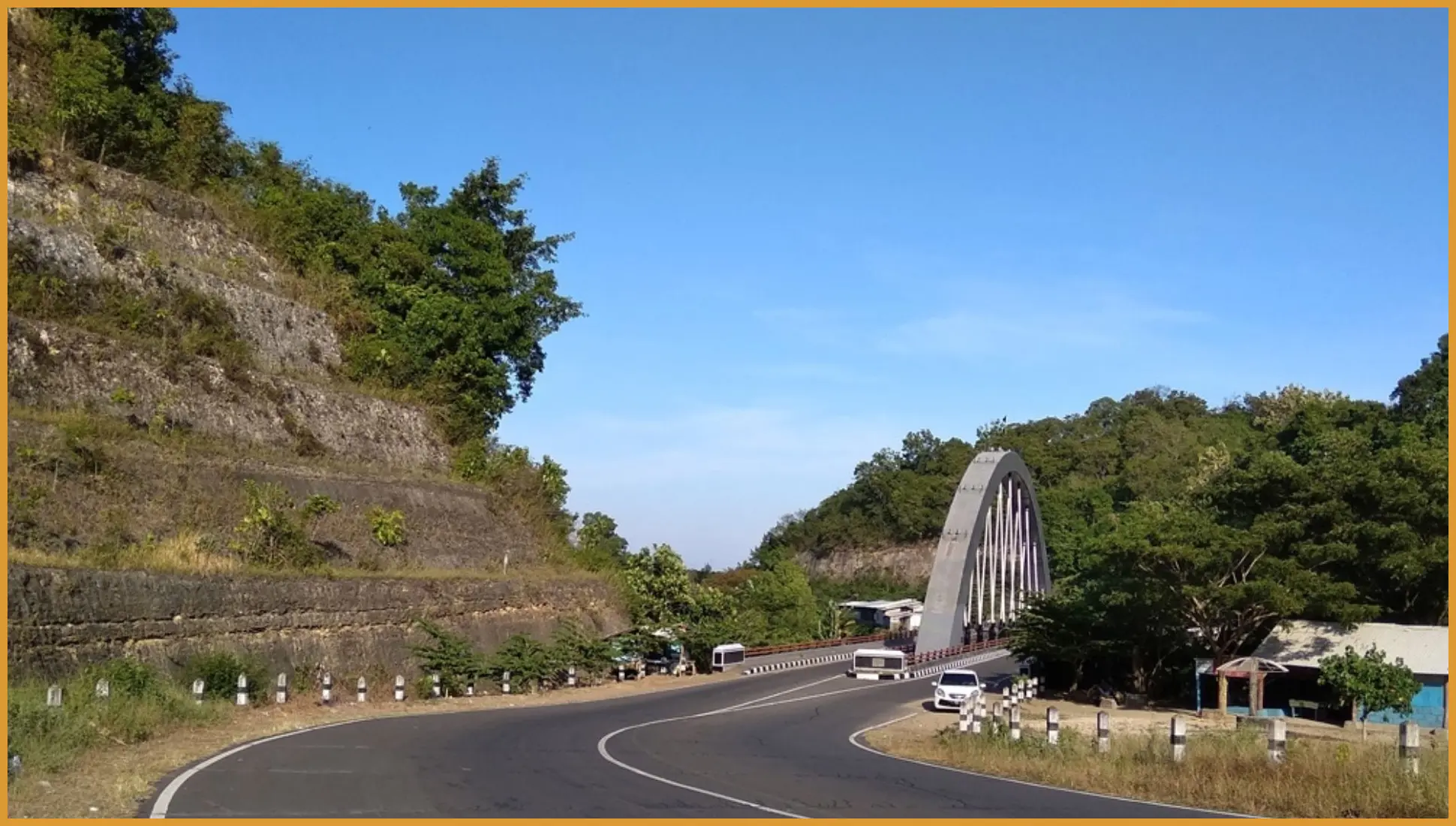 Ambil foto kendaraan Anda dengan latar belakang Jalur Lintas Selatan yang dikelilingi perbukitan kapur saat matahari mulai condong ke barat.