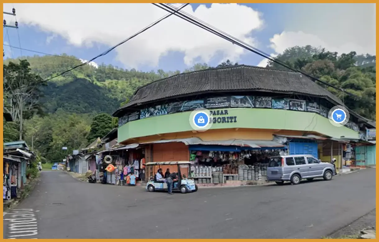 Berdirilah di jalur setapak menuju bukit Gunung Kombang untuk mendapatkan sudut pandang luas ke arah Samudera Hindia dan tebing karang yang menjulang.