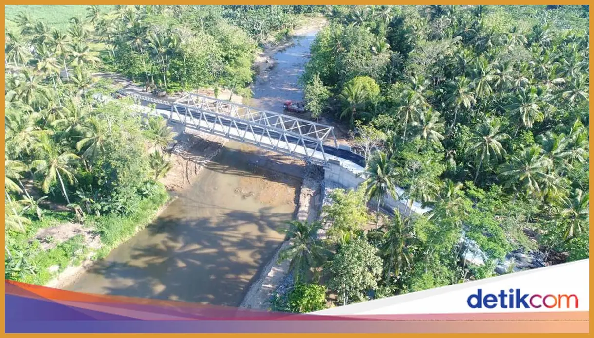 Ambil sudut rendah di jembatan penghubung saat air laut pasang untuk menangkap kemegahan Pura Amertha Jati dengan latar ombak yang pecah di bawahnya.