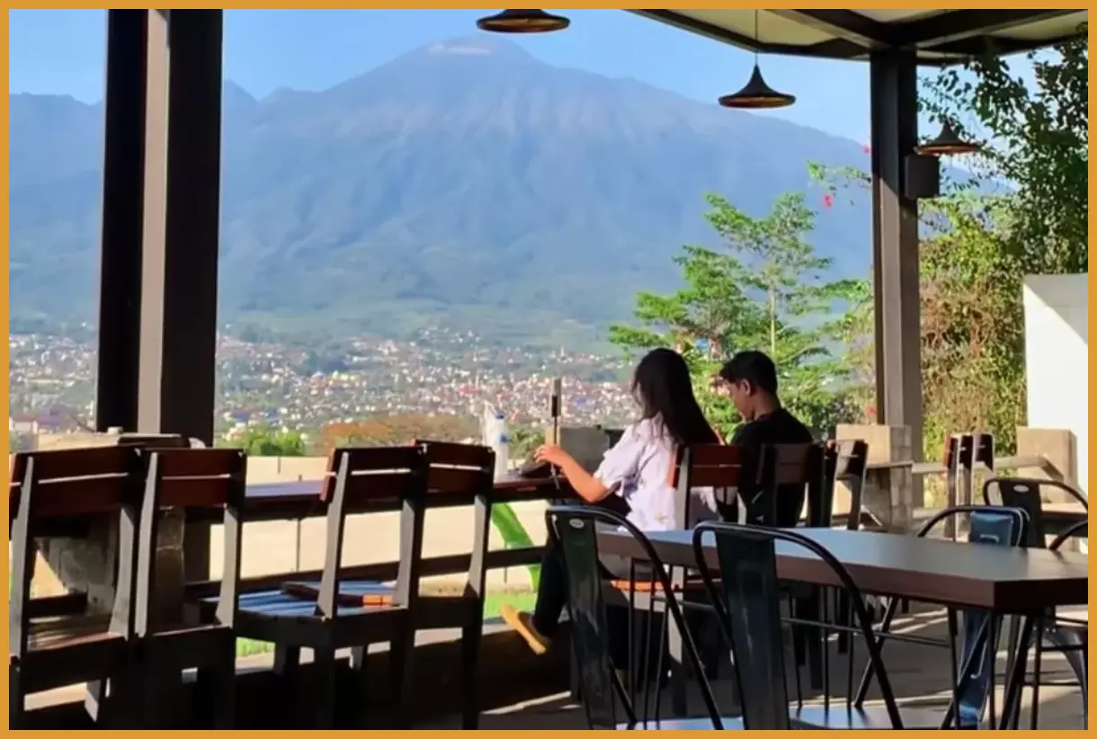 Manfaatkan golden hour pukul 16.30 di cafe area perbukitan untuk mendapatkan cahaya matahari yang lembut dan bayangan yang artistik pada objek foto.